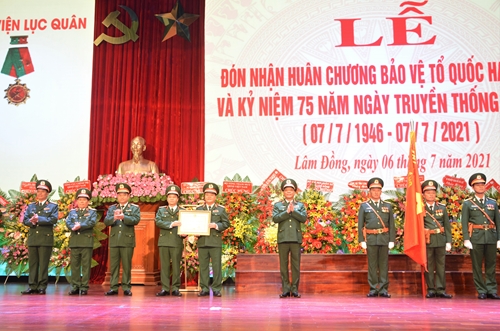 Học viện Lục quân đón nhận Huân chương Bảo vệ Tổ quốc hạng Nhất